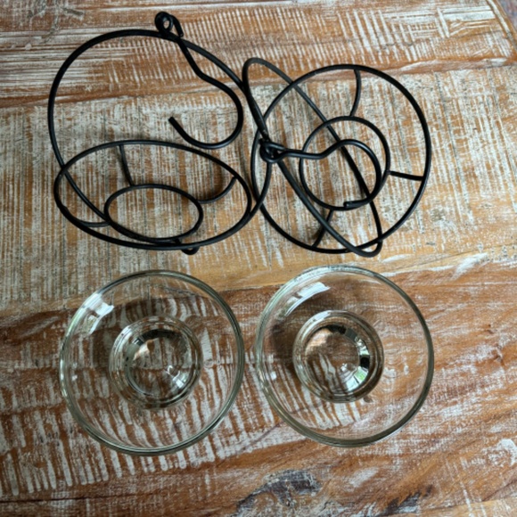 Bolite Bird Feeder - 2 Glass Trays and 2 Metal Hangers - Multipurpose - Picture 2 of 8